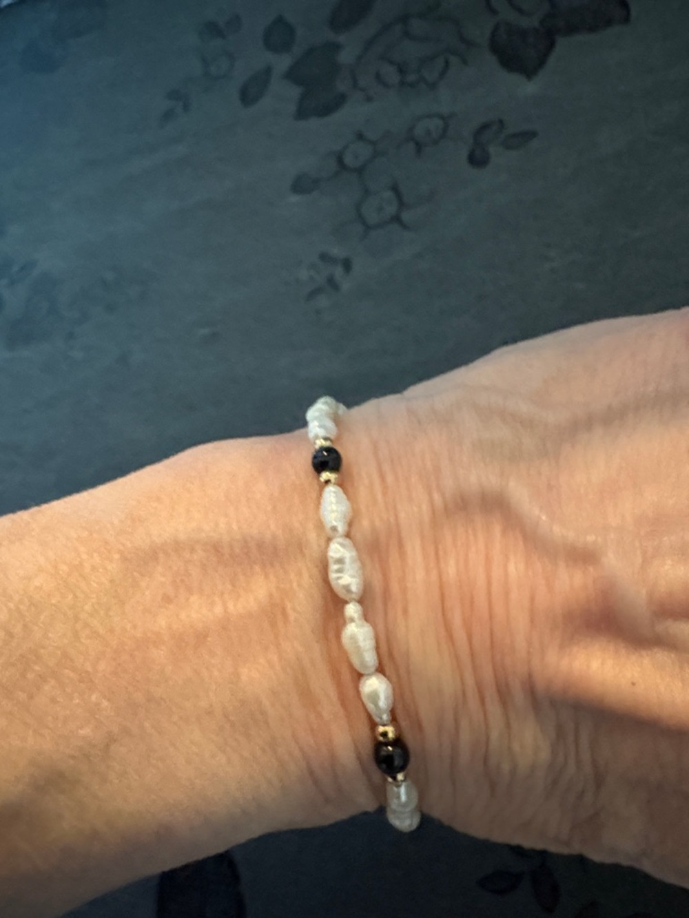 VINTAGE FRESHWATER RICE PEARL BLACK WHITE AND GOLD NECKLACE AND BRACELET SET - Picture 7 of 8
